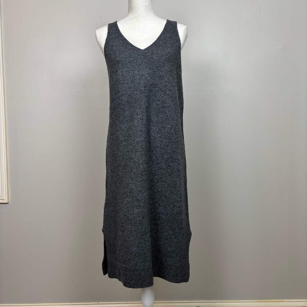CeCe Dress Medium Gray Sleeveless Pullover V-Neck Midi Sweater Dress Lightweight
